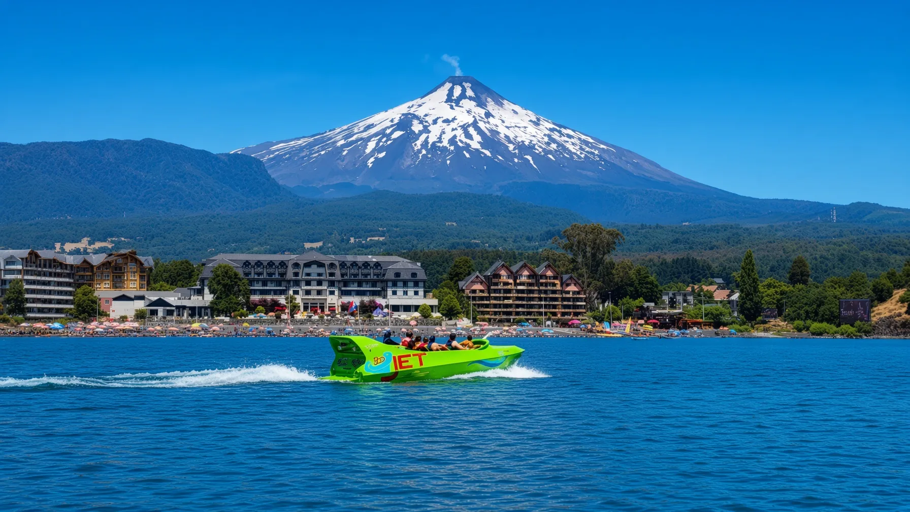 Jet Boat 360 navegando frente al volcán Villarrica